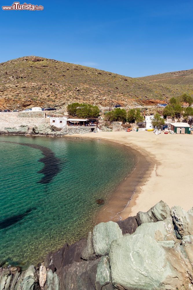 Immagine Un tratto della spiaggia di Kolympithres sull'isola di Tino, Grecia. Questa spiaggia da cartolina è esposta a nord.