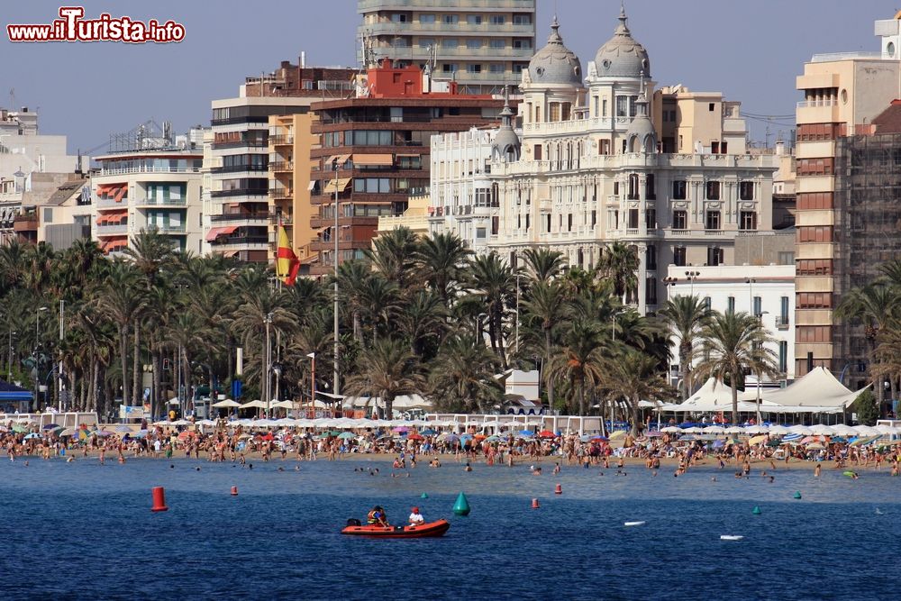 Immagine Un tratto della spiaggia di Postiguet nel centro di Alicante, Spagna. Sorge ai piedi del famoso castello di Santa Barbara.