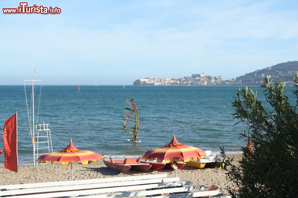 Immagine Un tratto della spiaggia di Vindicio a Formia in una giornata di sole in estate (Lazio).