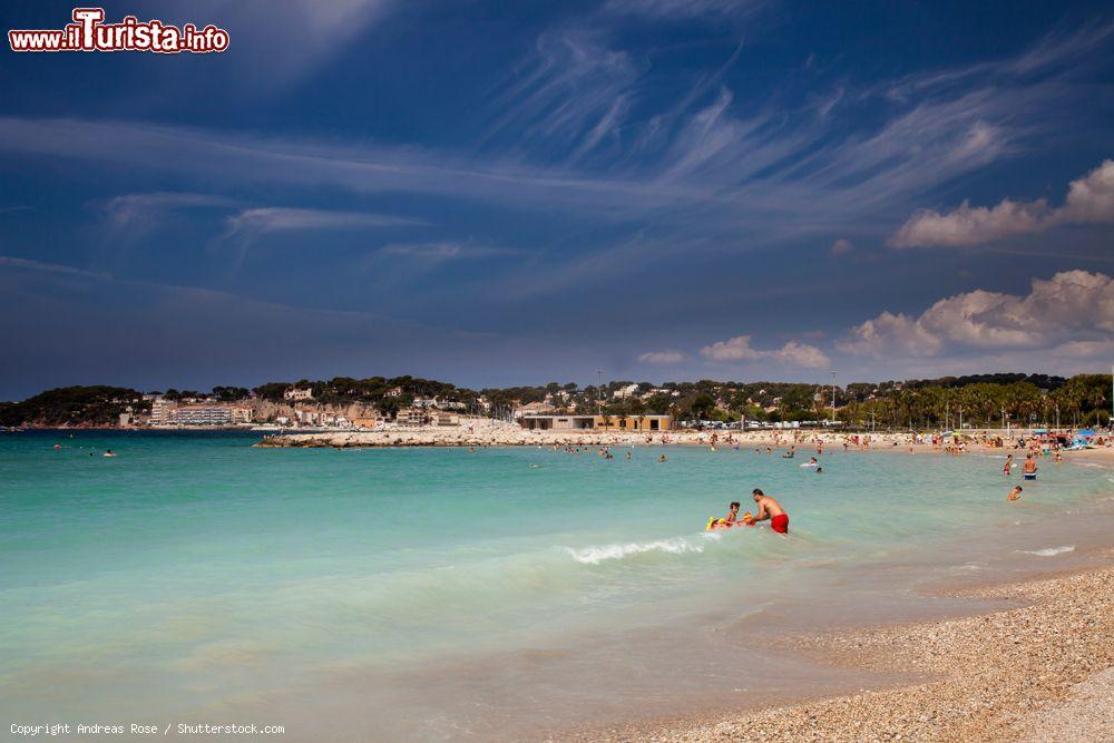 Immagine Un tratto della spiaggia ghiaiosa di Sanary-sur-Mer, Costa Azzurra, Francia, in estate - © Andreas Rose / Shutterstock.com
