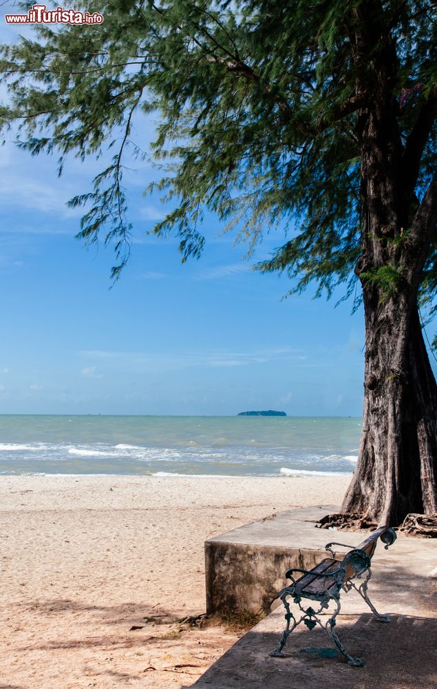 Immagine Un tratto della spiaggia vuota di Samila Beach in estate, Thailandia.