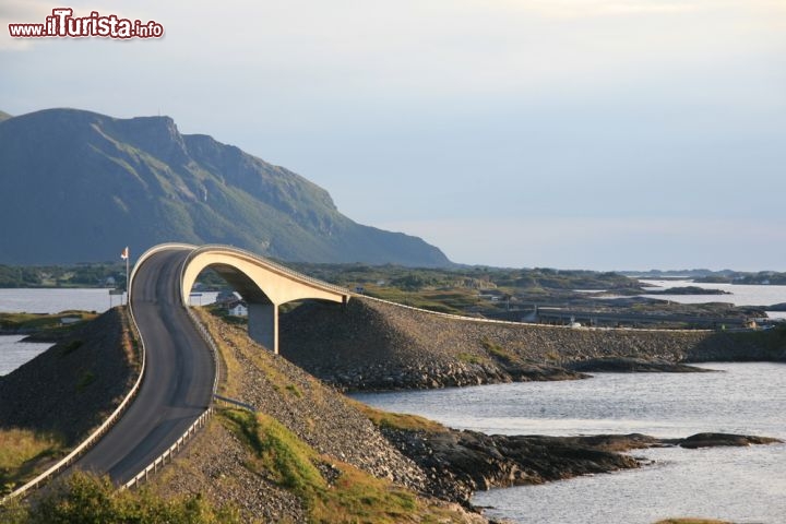 Immagine Un tratto della Strada Atlantica n64, Norvegia, che collega Kristiansund con Molde. Il panorama offerto è davvero suggestivo lungo questi 8 chilometri di strada. Vi sono inoltre 4 punti di osservazione per godersi al meglio lo spettacolo offerto dalla natura.