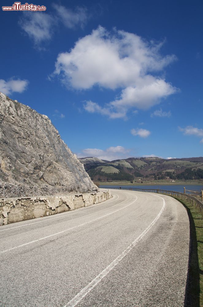 Immagine Un tratto della strada che conduce al lago di Laceno, provincia di Avellino, Campania.