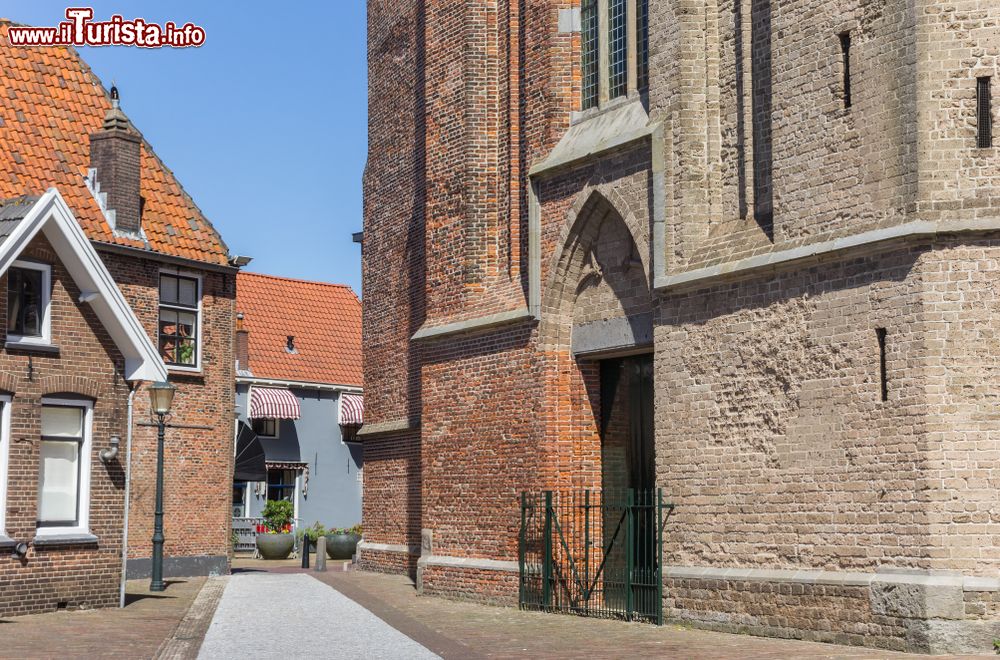 Immagine Un tratto della strada ciottolata davanti la chiesa di Santo Stefano a Hasselt, Belgio.