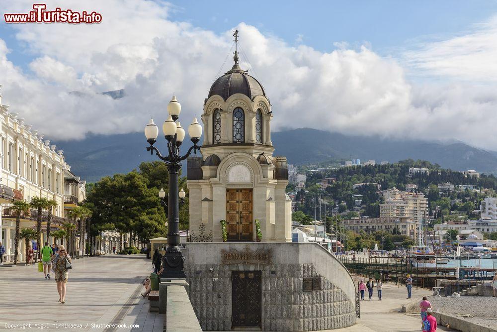 Immagine Un tratto dell'argine di Jalta, Crimea. Questa località posta sulla costa meridionale della Crimea è attraversata dai fiumi Derekojka e Ucan-Su: proprio su queste sponde si sviluppa il centro abitato - © Aigul Minnibaeva / Shutterstock.com