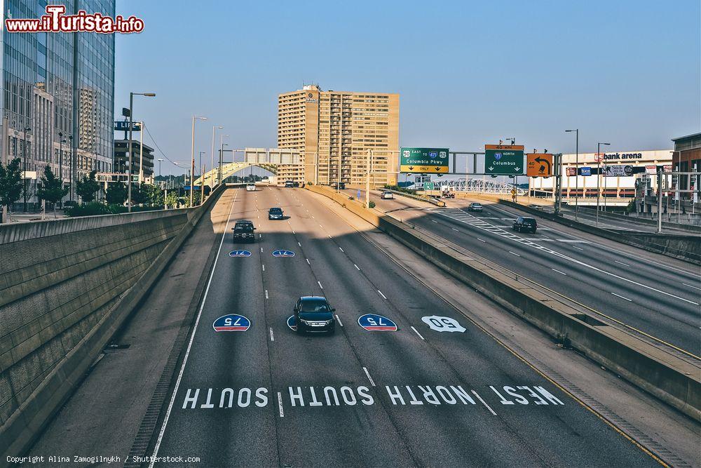 Immagine Un tratto dell'autostrada di Cincinnati, Ohio, in estate - © Alina Zamogilnykh / Shutterstock.com