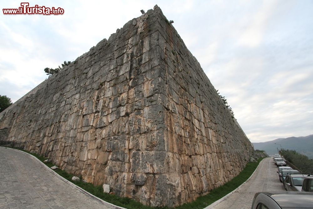 Immagine Un tratto delle mura ciclopiche di Alatri (Lazio). La cinta muraria in opera megalitica misura quasi 2 km.