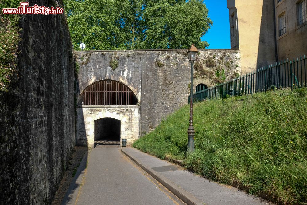 Immagine Un tratto delle mura dei bastioni cittadini a Bayonne, Francia.