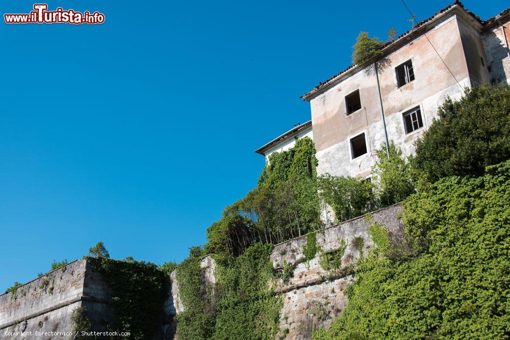 Immagine Un tratto delle mura della fortezza di Gradisca d'Isonzo, Friuli Venezia Giulia - © Directornico / Shutterstock.com