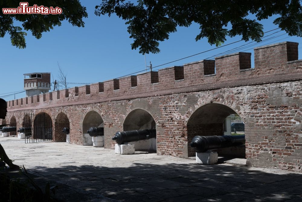 Immagine Un tratto delle mura di Fort Charles a Port Royal, Kingston, Giamaica. Costruita fra il 1650 e il 1660, questa fortificazione venne inizialmente chiamata Fort Cromwell. Attorno alla metà del 1700 arrivò ad ospitare oltre 100 cannoni e una guarnigione di 500 uomini.