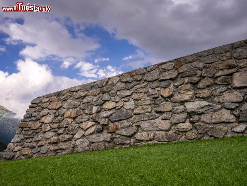 Immagine Un tratto delle mura di protezione a Galtur, Paznaun Valley, Austria: questa gigantesca costruzione è stata innalzata dopo la valanga del 1999 per proteggere le case del villaggio.