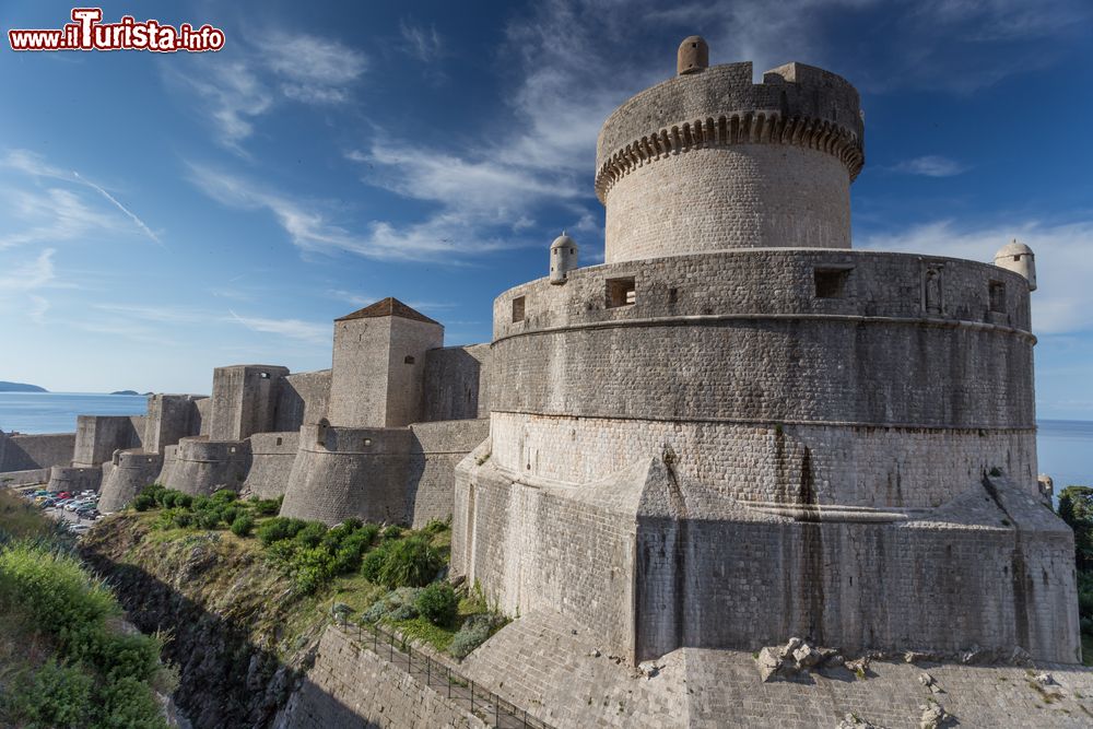 Immagine Un tratto delle mura difensive di Dubrovnik, Croazia. Questo sistema difensivo fra i più belli d'Europa circonda la città per una lunghezza di 1940 metri. Si possono ammirare bastioni, torri e fortezze indipendenti edificate fra il X° e il XVII° secolo.
