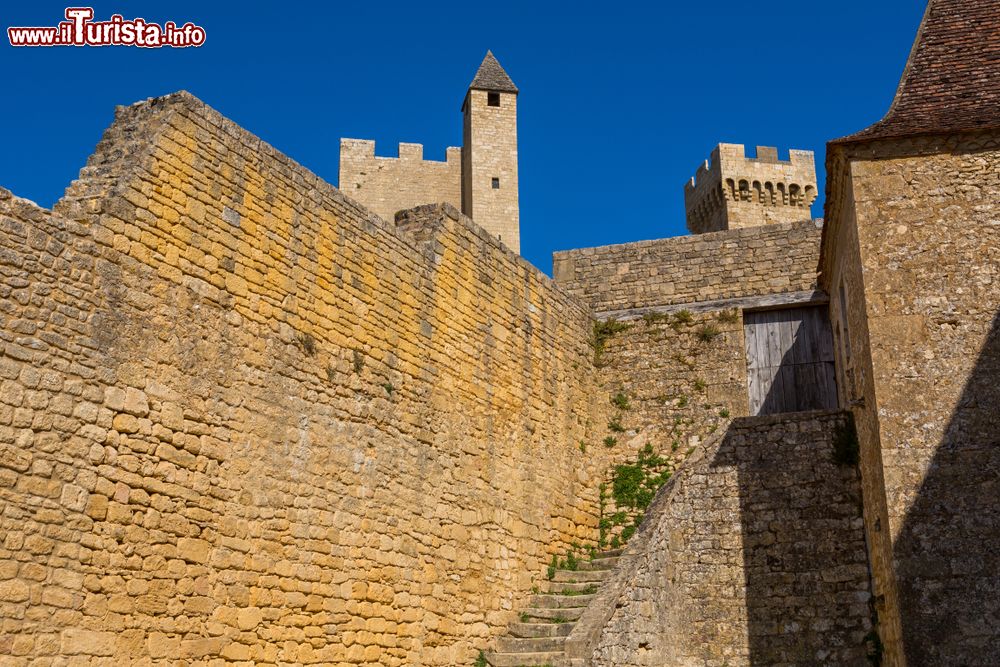 Immagine Un tratto delle mura fortificate del castello di Beynac-et-Cazenac, Francia.