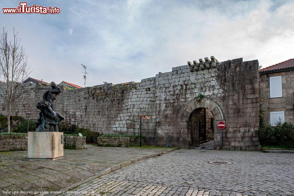 Immagine Un tratto delle mura fortificate nel centro storico di Melgaco, nord del Portogallo - © Dolores Giraldez Alonso / Shutterstock.com