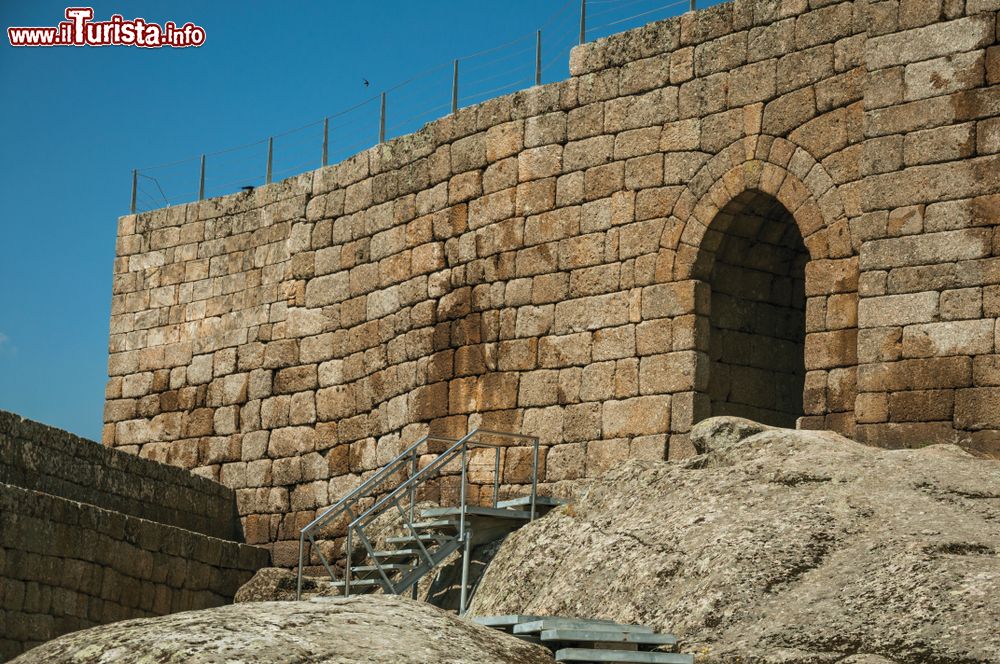 Immagine Un tratto delle mura in pietra con porta ad arco al castello di Linhares da Beira, Portogallo.
