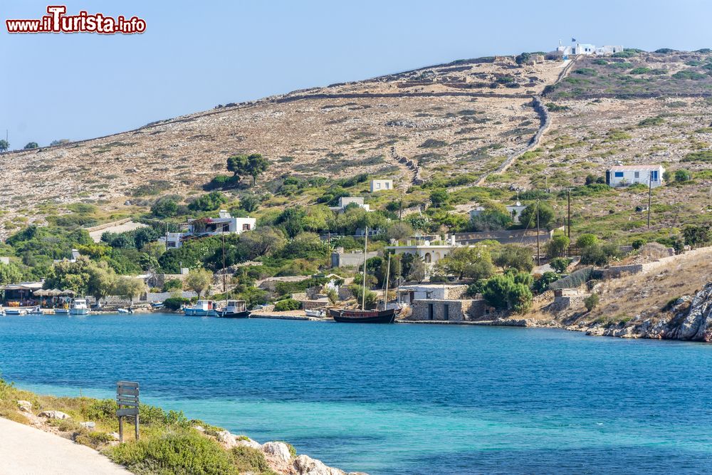 Immagine Un tratto di costa dell'isola di Arki, Grecia: è caratterizzata da piccole insenature e minuscole spiagge isolate.