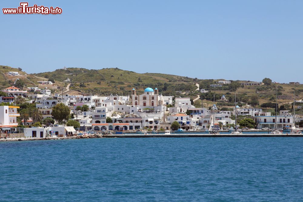 Immagine Un tratto di costa dell'isola di Lipsi, Dodecaneso (Grecia) con il porto.