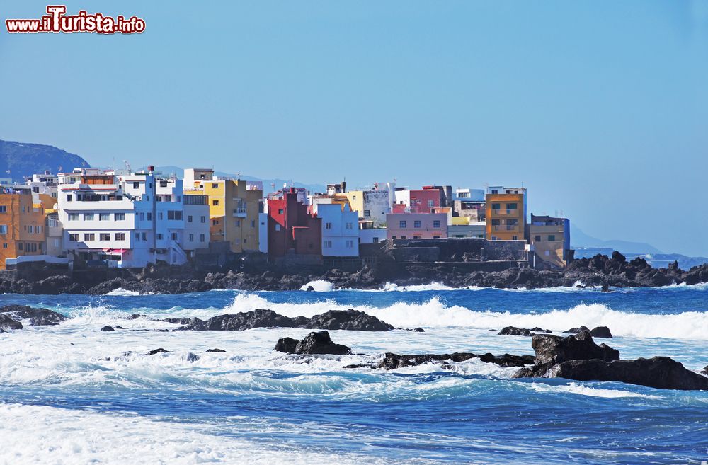 Immagine Un tratto di costa di Puerto de la Cruz,Tenerife, con il mare mosso (Spagna).