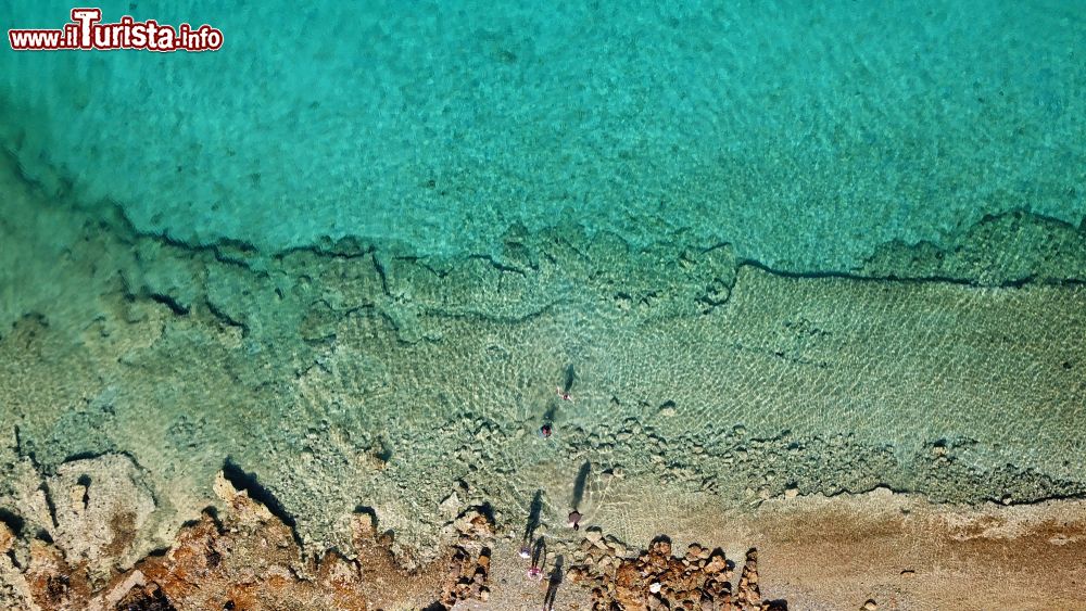 Immagine Un tratto di costa e di mare dell'isola di Schinoussa, nelle Cicladi, visto dall'alto.