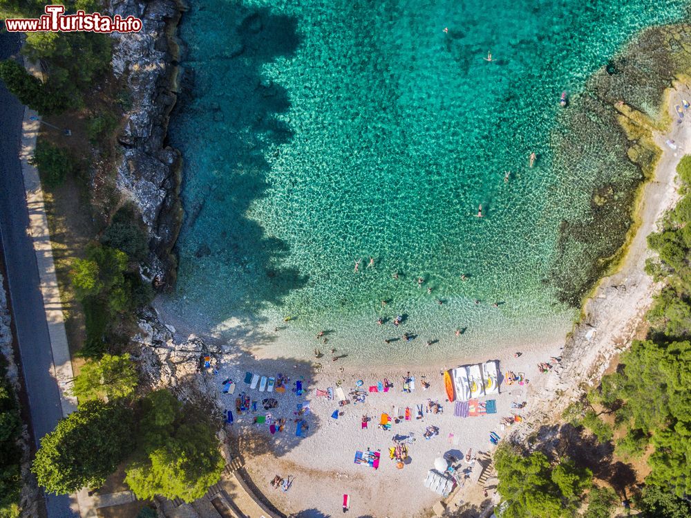 Immagine Un tratto di costa nei pressi di Pola, Croazia. Baia Gortanova è caratterizzata dai ciottoli ed è facilemente raggiungibile. L'acqua che lambisce questo litorale è color verde smeraldo.