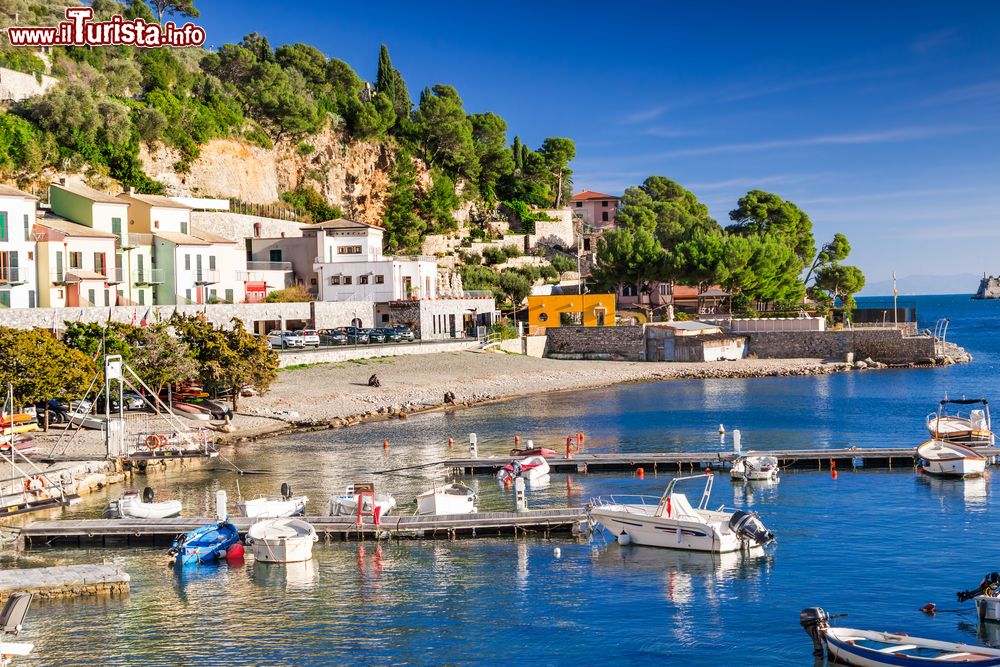 Immagine Un tratto di costa nel villaggio di Porto Venere, La Spezia, Liguria. Sul borgo antico del paese e sulla falesia insiste il parco naturale regionale di Porto Venere.