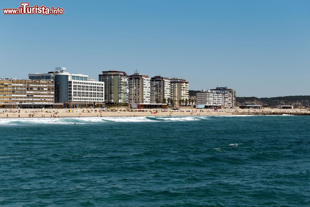 Immagine Un tratto di costa nella città portoghese di Costa da Caparica, Lisbona. I primi abitanti furono pescatori della regione dell'Algarve.