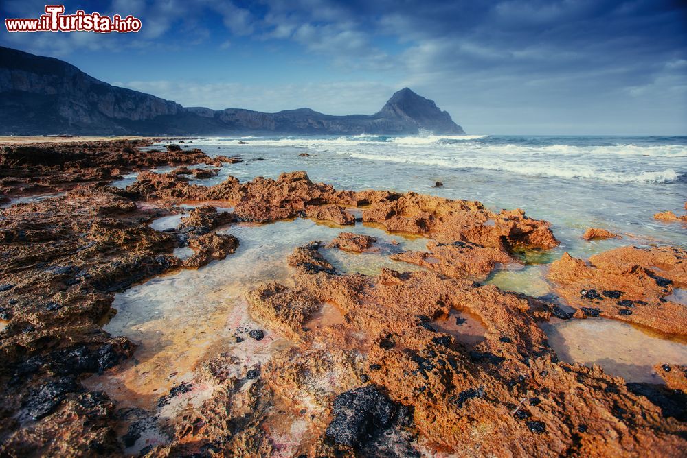 Immagine Un tratto di costa rocciosa a Capo di Milazzo, Sicilia. Capo di Milazzo si trova nel territorio in provincia di Messina; è il capo con cui si conclude a ovest il Golfo di Milazzo e inizia il Golfo di Patti.