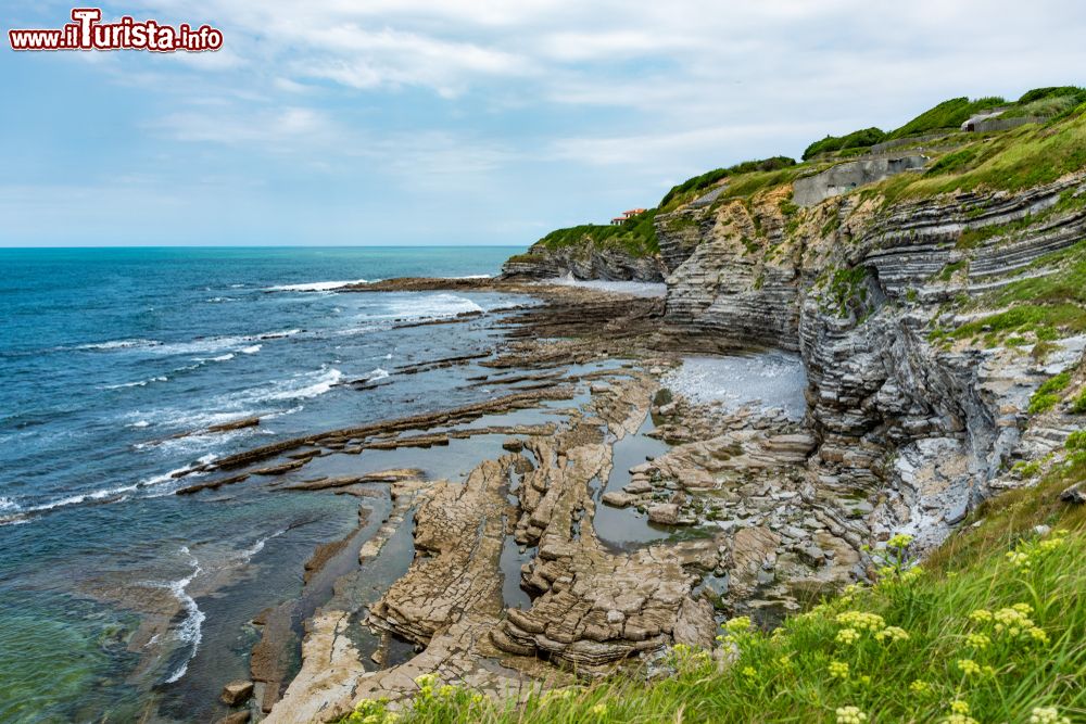 Immagine Un tratto di costa rocciosa erosa dal vento a Saint-Jean-de-Luz, Francia. Siamo sulla costa basca vicino alla Spagna.