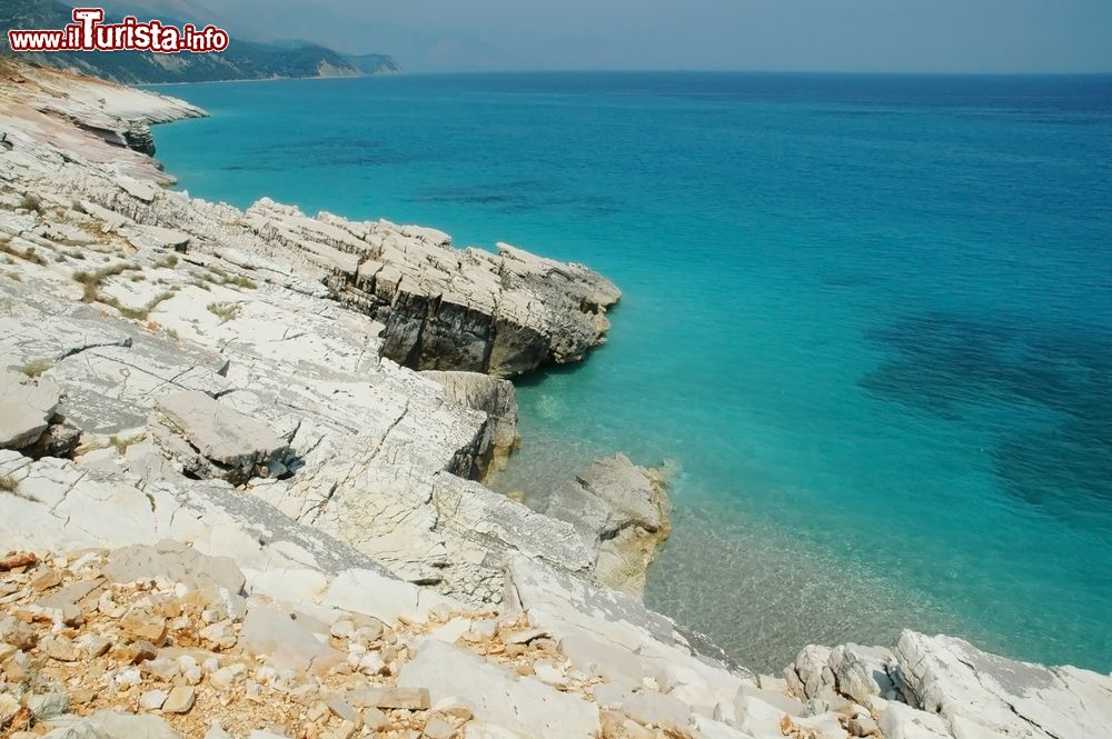 Immagine Un tratto di costa rocciosa nei pressi di Lukove in Albania