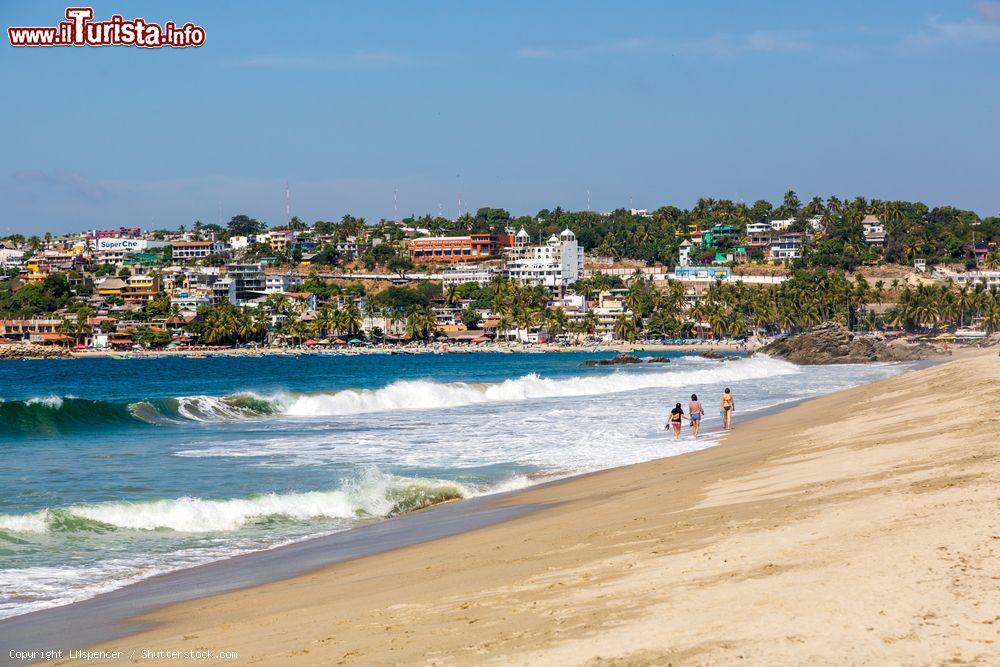 Immagine Un tratto di costa sabbiosa a Puerto Escondido, Messico, in una giornata estiva - © LMspencer / Shutterstock.com