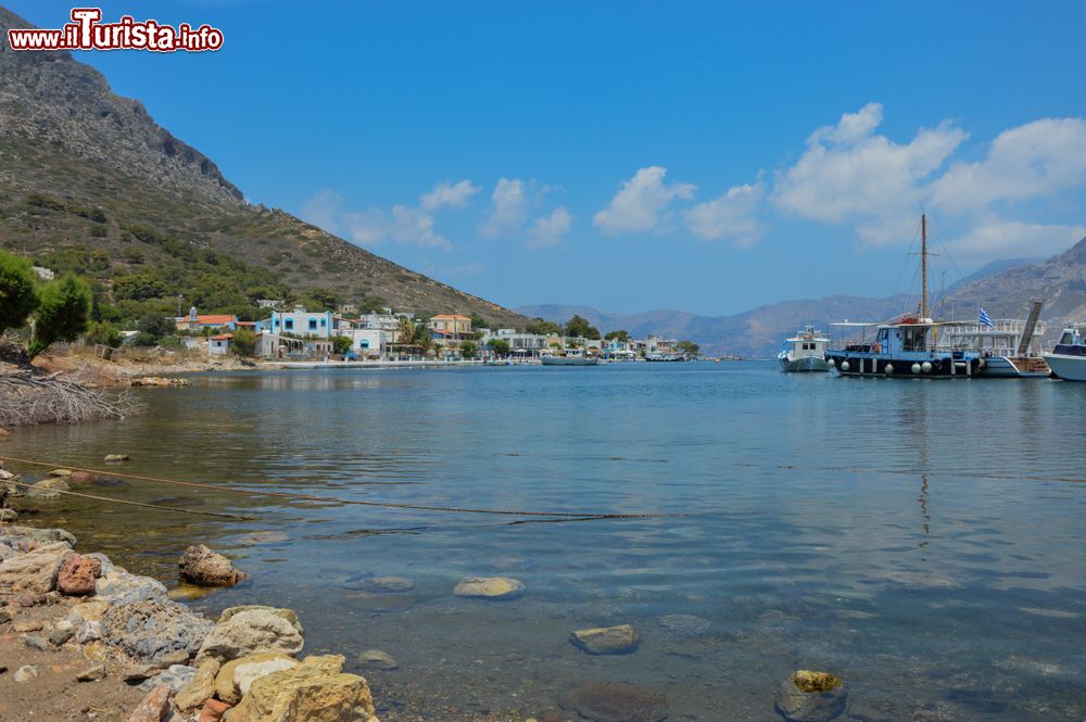 Immagine Un tratto di litorale dell'isola di Telendos, Grecia. La costa si etsende per circa 13 km affacciati sul turchese dell'Egeo.
