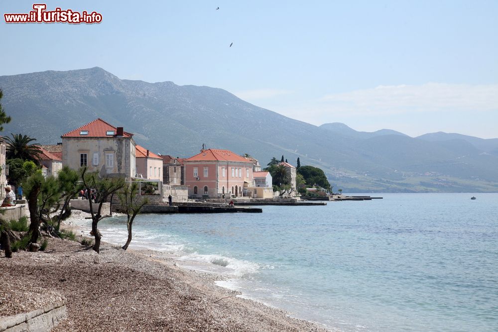 Immagine Un tratto di litorale di Orebic, penisola di Peljesac (Croazia), in una giornata nuvolosa e dal cielo grigio.