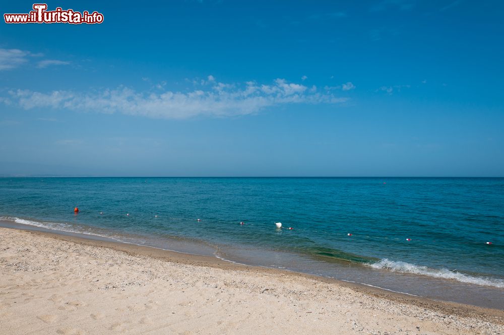 Immagine Un tratto di litorale nella cittadina di Soverato, Calabria, in una giornata di sole. Situata in provincia di Catanzaro, Soverato è una delle più ambite mete turistiche del sud Italia grazie alle sue spiagge bianche e l'acqua cristallina.