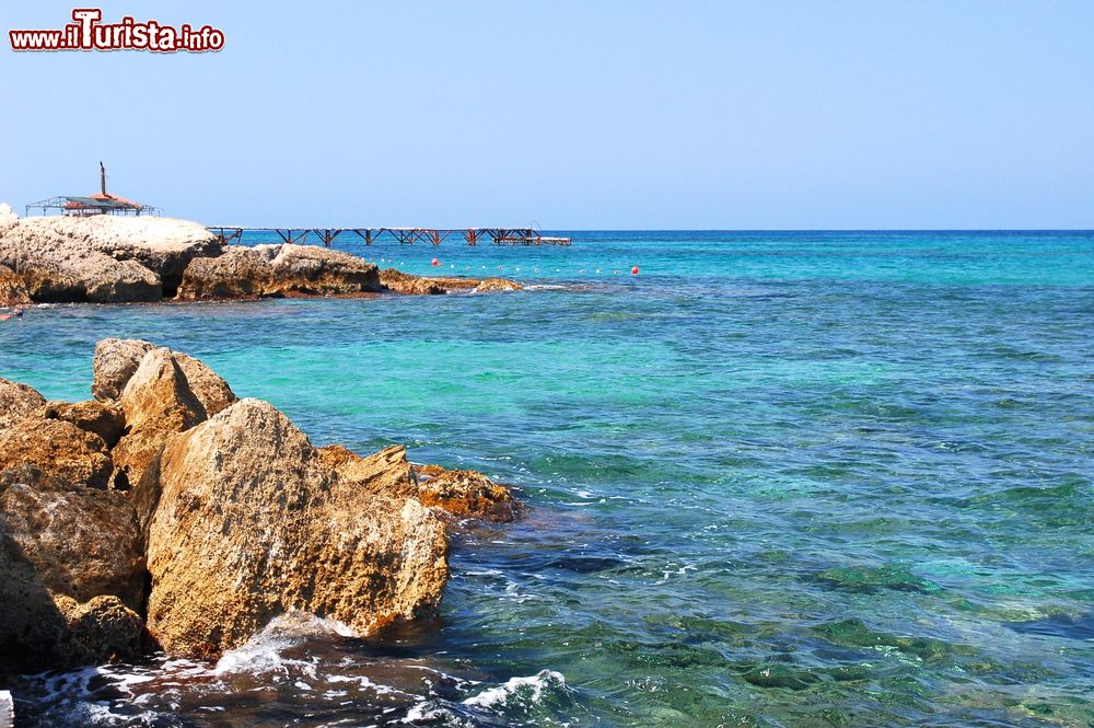 Immagine Un tratto di litorale roccioso a Famagosta, Cipro Nord. L'isola è lambita dalle acque trasparenti e cristalline del Mar Mediterraneo.