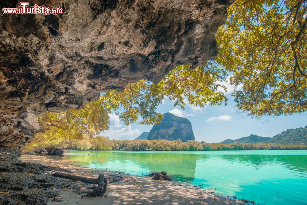 Immagine Un tratto di mare nella provincia di Trang a Boonkong Bay, sud della Thailandia.