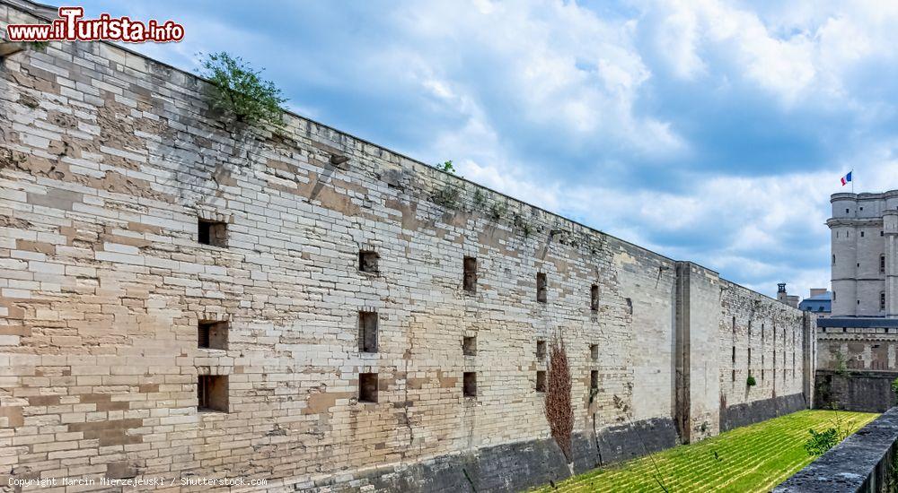 Immagine Un tratto di mura del castello di Vincennes, Valle della Marna, Francia.  Si tratta di una fortezza risalente al XIV° secolo, uno dei castelli reali più importanti di tutto il paese © Marcin Mierzejewski / Shutterstock.com