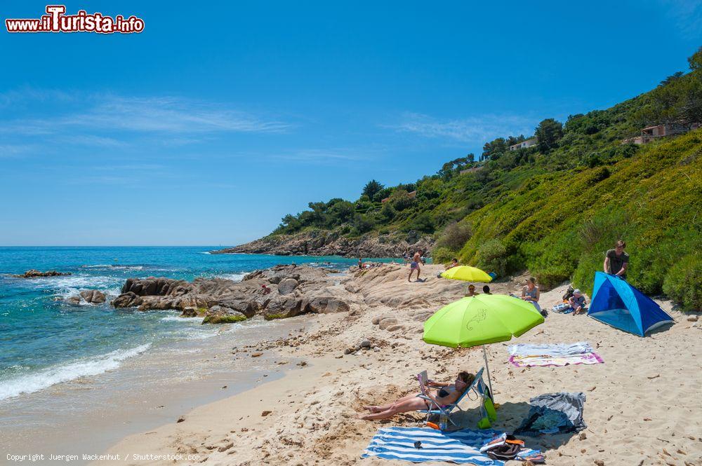 Immagine Un tratto di spiaggia a l'Esaclet vicino a Ramatuelle, dipartimento del Var, Francia - © Juergen Wackenhut / Shutterstock.com