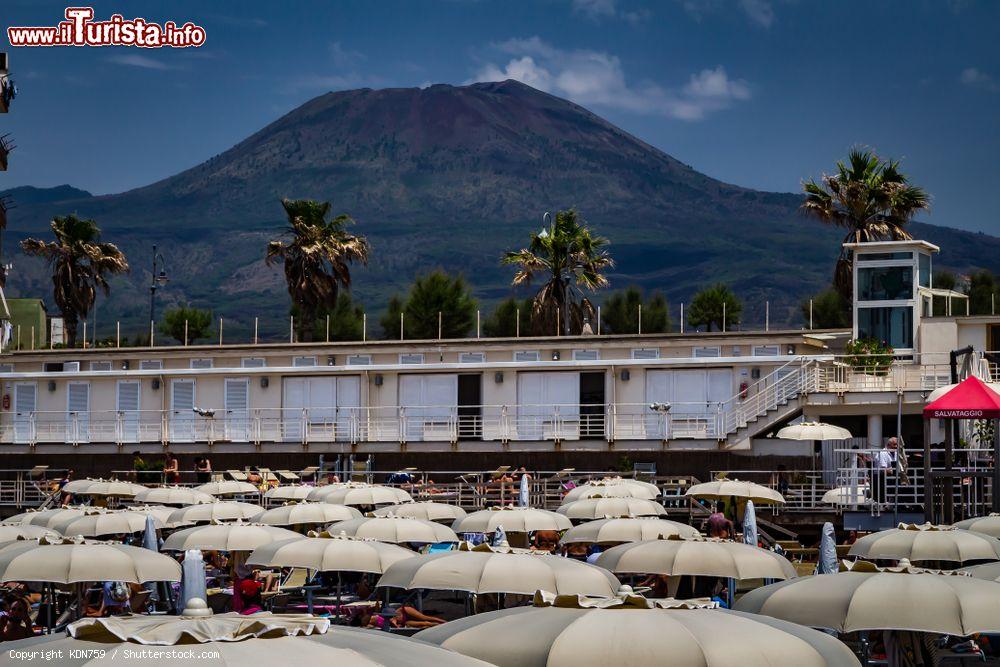 Immagine Un tratto di spiaggia di Torre del Greco nei pressi di Napoli (Campania). Sullo sfondo, il Vesuvio visto dal litorale - © KDN759 / Shutterstock.com