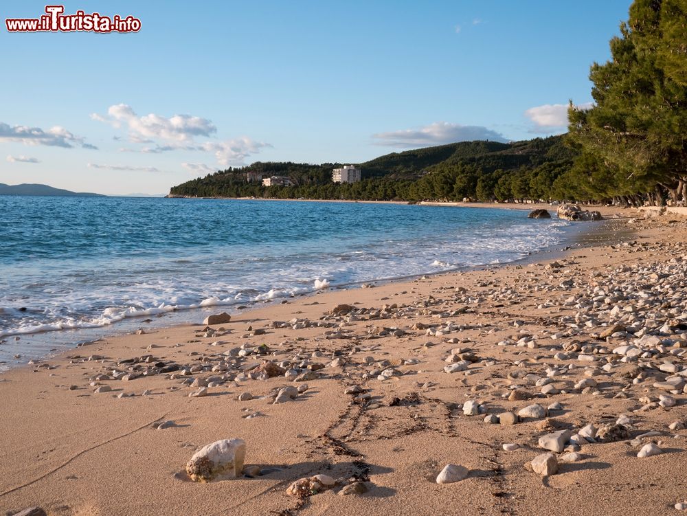 Immagine Un tratto di spiaggia di Tucepi, Croazia, in una soleggiata giornata invernale.