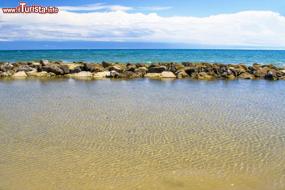 Immagine Un tratto di spiaggia e mare con rocce a San Felice Circeo, Lazio.