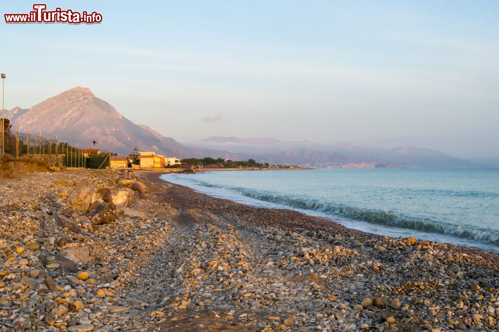 Immagine Un tratto di spiaggia libera con ghiaia a Campofelice di Roccella in Sicilia