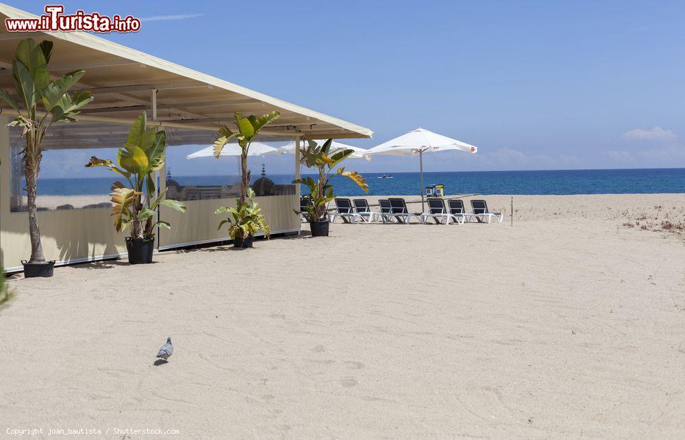 Immagine Un tratto di spiaggia mediterranea a Arenys de Mar, Maresme, Spagna. Qui sorgono anche terrazze con bar, ombrelloni e lettini da sole - © joan_bautista / Shutterstock.com