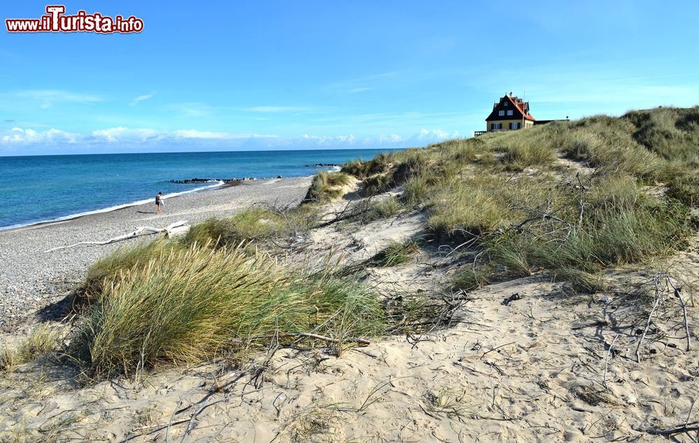 Immagine Un tratto di spiaggia nei pressi della vecchia città di Skagen, al nord della Danimarca. Paradiso per chi ama pesce e frutti di mare, Skagen è anche la perfetta località per chi cerca relax e un ambiente pittoresco.