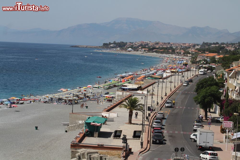 Immagine Un tratto di spiaggia nella cittadina di Diamante, Calabria. Situata in provincia di Cosenza, Diamante è al centro della Riviera dei Cedri, il cui nome deriva dalla diffusa coltivazione di questo agrume.