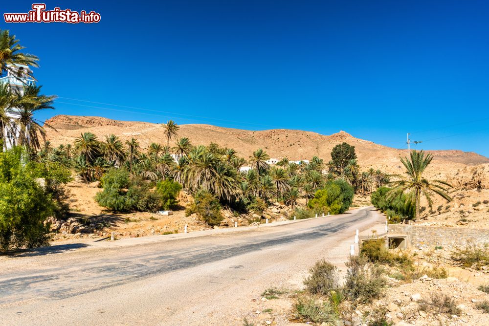 Immagine Un tratto di strada che porta al villaggio fortificato di Ksar Hallouf, Medenine, Tunisia.