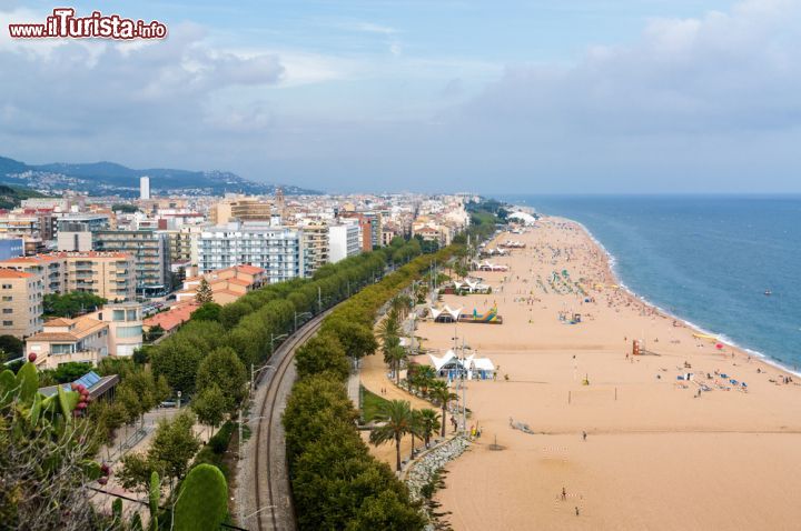 Immagine Un tratto lungomare della spiaggia di Calella, Barcellona, in una giornata nuvolosa - © Yuriy Biryukov