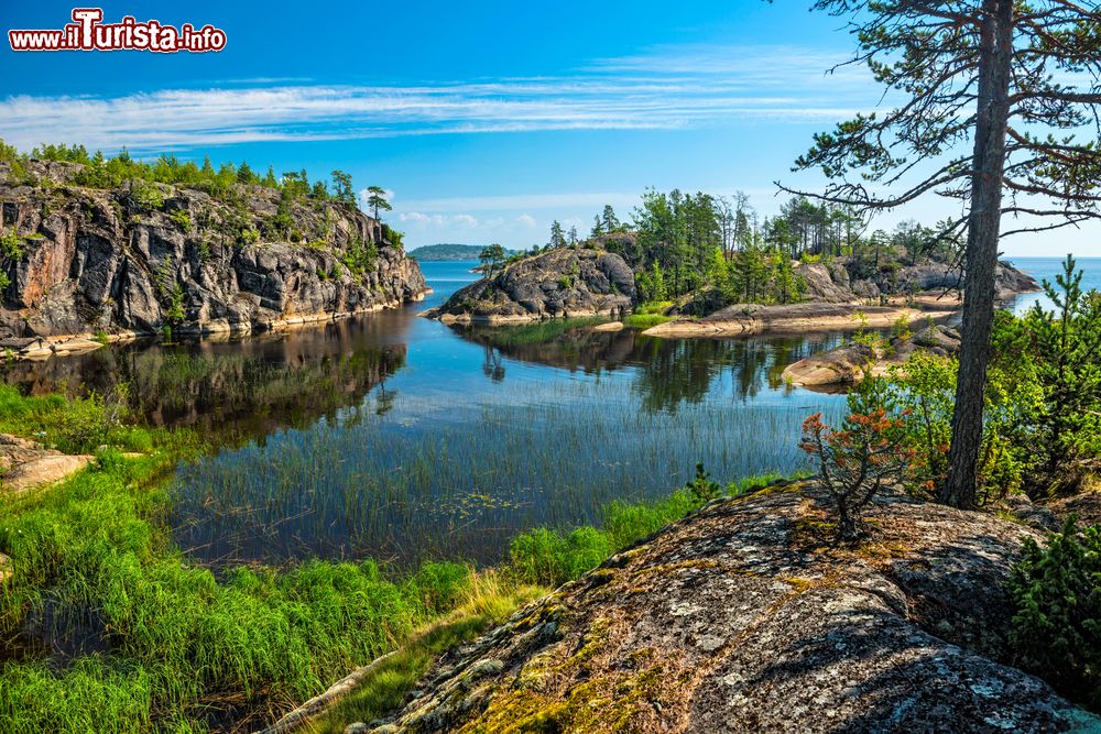Immagine Un tratto roccioso della costa del Lago di Ladoga, il più vasto della Russia