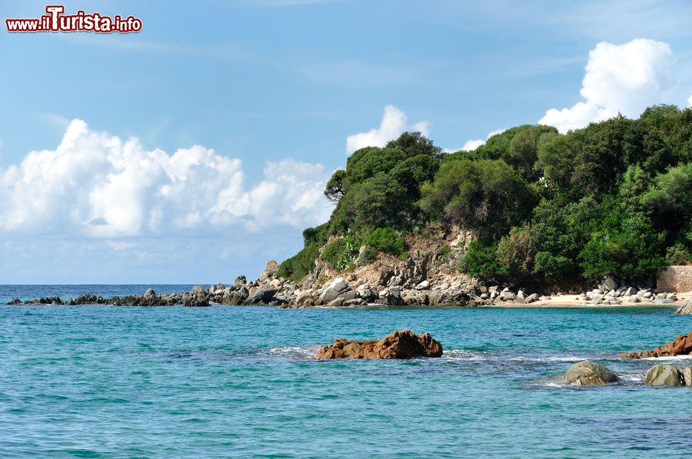 Immagine Un tratto roccioso della bella costa selvaggia di Olmeto in Corsica