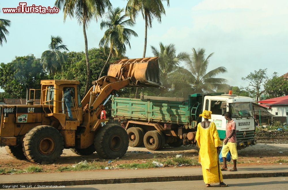 Immagine Un trattore e un camion su una strada di Conakry, Guinea - © Sem Let / Shutterstock.com