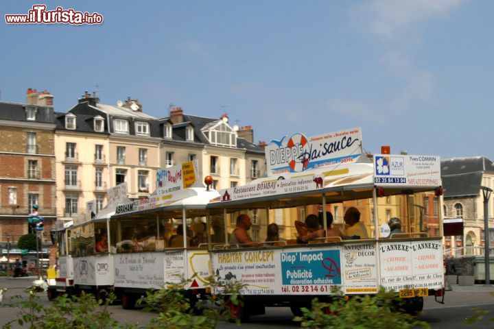 Immagine Un trenino turistico per le vie del centro storico di Dieppe, Alta Normandia, Francia - © 32338 / Shutterstock.com
